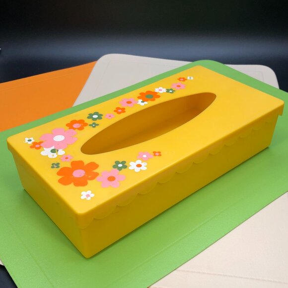 Vintage 60s Flower Power Tissue Box Cover: Yellow Hard Plastic - Groovy Bathroom - Picture 1 of 13